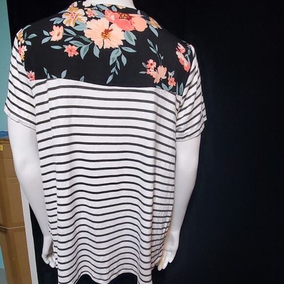 Flawless Gray & White Striped Short Sleeve Tee (S) - Picture 4 of 5